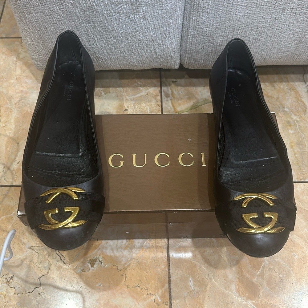Gucci black and gold Logo flats Size 9